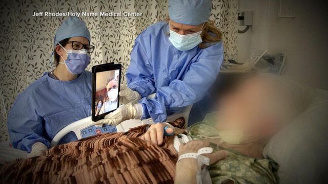 Đau lòng hình ảnh những chiếc iPad xếp hàng dài giúp bệnh nhân COVID-19 từ biệt người thân - Ảnh 2.