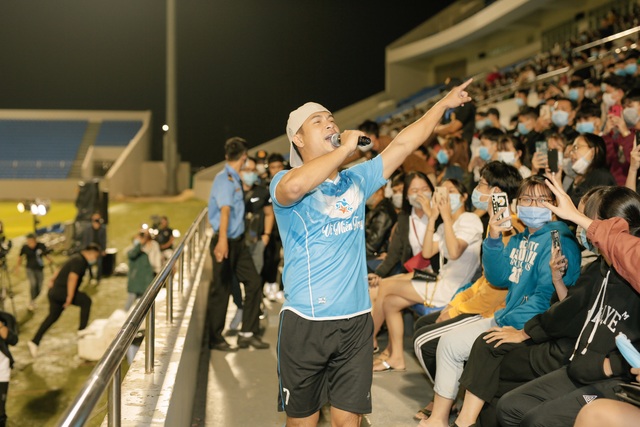 Dàn cầu thủ và nghệ sĩ đá bóng gây quỹ ủng hộ đồng bào miền Trung - Ảnh 2.