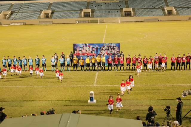 Dàn cầu thủ và nghệ sĩ đá bóng gây quỹ ủng hộ đồng bào miền Trung - Ảnh 5.