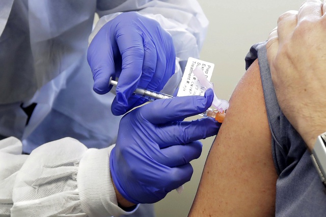 FDA bật đèn xanh cho vaccine của Pfizer - BioNTech - Ảnh 1.