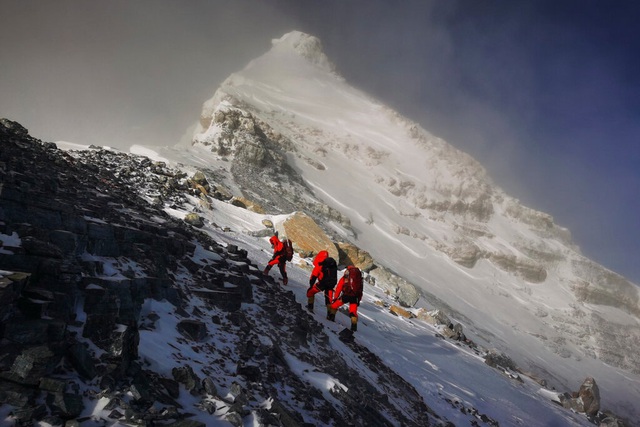 Ngọn núi cao nhất thế giới Everest đạt độ cao mới - Ảnh 1.