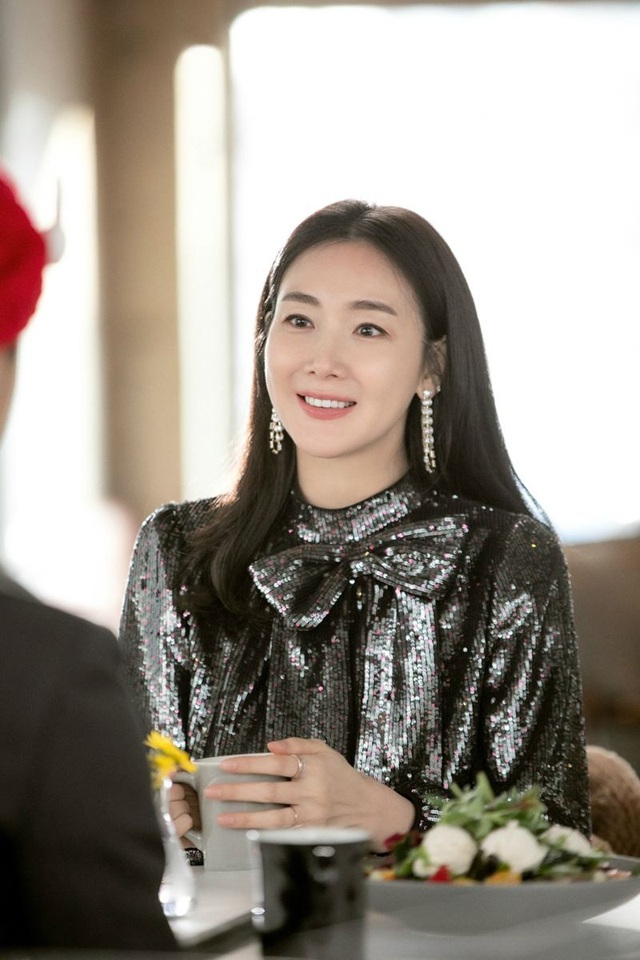 Bà bầu Choi Ji Won xuất hiện xinh đẹp trên phim trường Hạ cánh nơi anh - Ảnh 1.