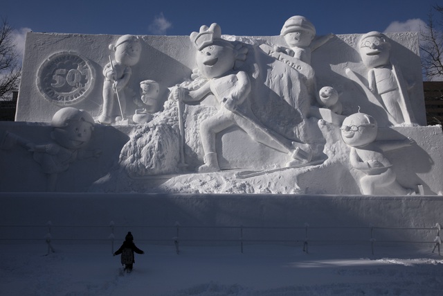 Lễ hội tuyết Sapporo thiếu tuyết vì nhiệt độ cao - Ảnh 1.