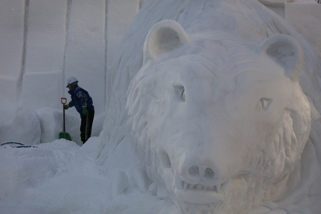 Lễ hội tuyết Sapporo thiếu tuyết vì nhiệt độ cao - Ảnh 4.