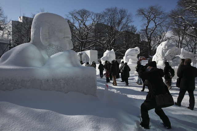 Lễ hội tuyết Sapporo thiếu tuyết vì nhiệt độ cao - Ảnh 6.