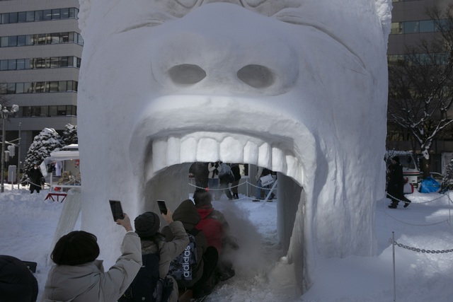 Lễ hội tuyết Sapporo thiếu tuyết vì nhiệt độ cao - Ảnh 7.