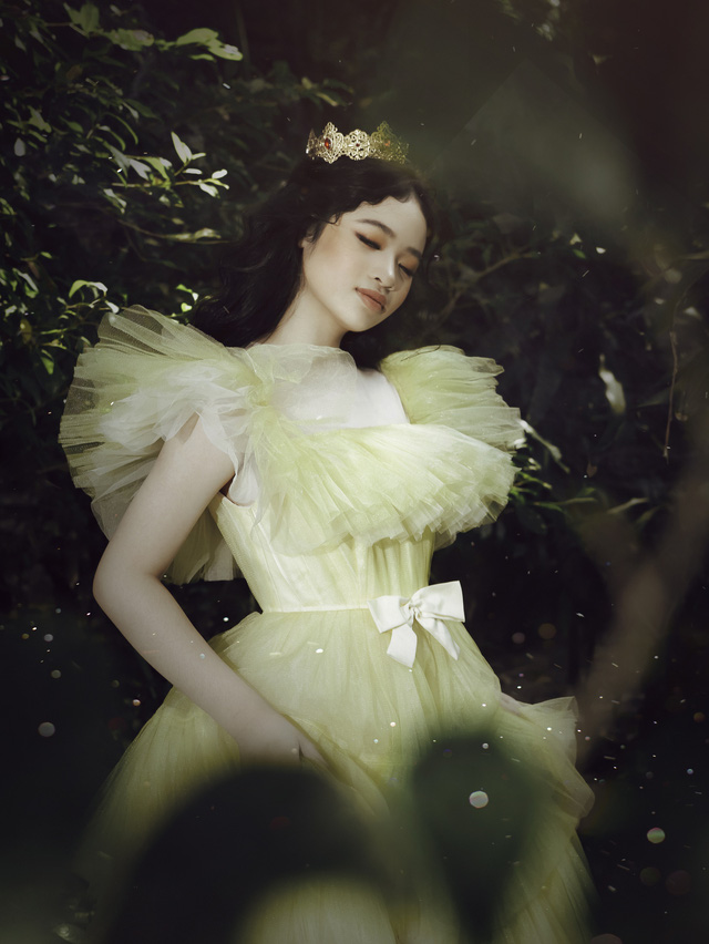 Người mẫu nhí Bảo Hà hóa công chúa trong thiết kế của Nguyễn Minh Công - Ảnh 2.