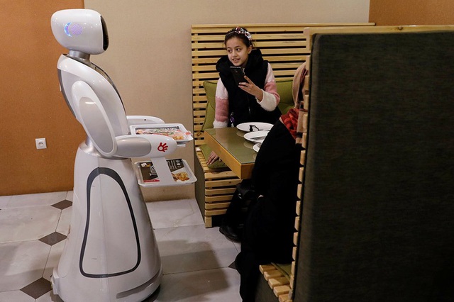 Robot phục vụ thức ăn đầu tiên ở Afghanistan - Ảnh 1.