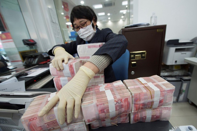 Trung Quốc tiêu hủy tiền giấy ngăn virus Corona - Ảnh 1.
