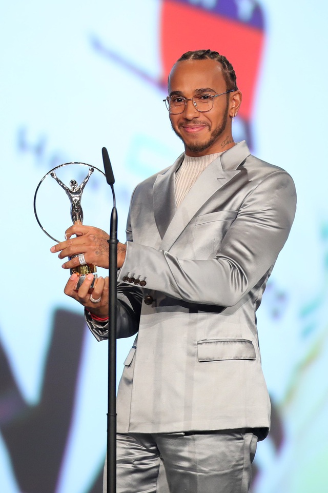 Lionel Messi cùng Lewis Hamilton được trao giải thưởng VĐV thể thao của năm - Ảnh 2.