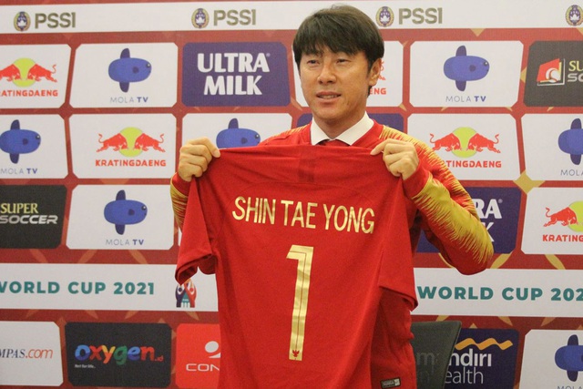 HLV Shin Tae Yong chê cầu thủ Indonesia đá bóng không bằng... học sinh - Ảnh 1.