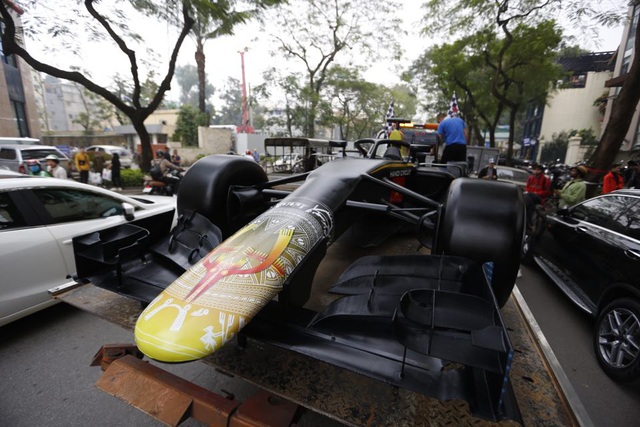 Xe mô hình F1 diễu hành tại Hà Nội - Ảnh 6.