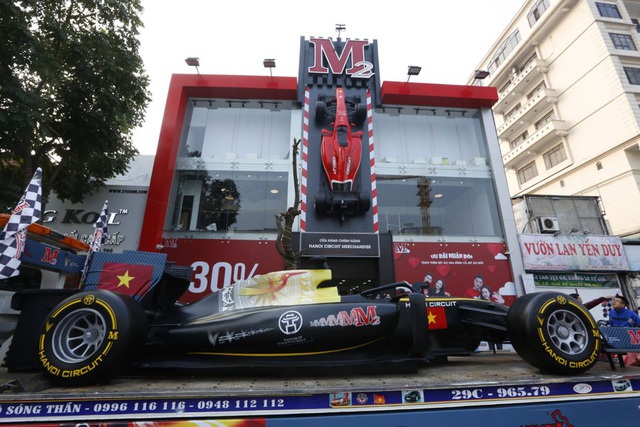 Xe mô hình F1 diễu hành tại Hà Nội - Ảnh 4.