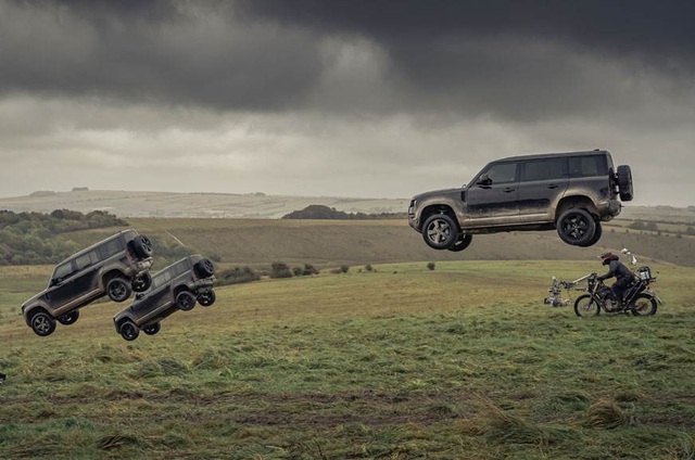 Land Rover Defender mới sẽ xuất hiện với những pha mạo hiểm cực độ trong James Bond 25 - Ảnh 1.