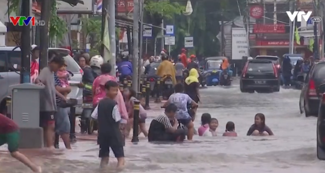 Mưa lớn gây ngập lụt trên diện rộng tại thủ đô Indonesia - Ảnh 1.