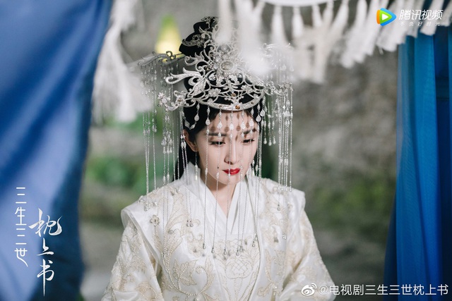 Fan gào thét vì tạo hình cô dâu của Địch Lệ Nhiệt Ba trong Chẩm thượng thư... quá nổi bật - Ảnh 4.