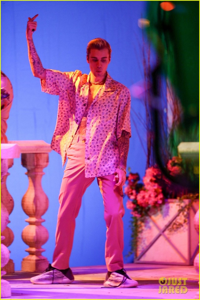 Justin Bieber sặc sỡ trong MV mới - Ảnh 5.