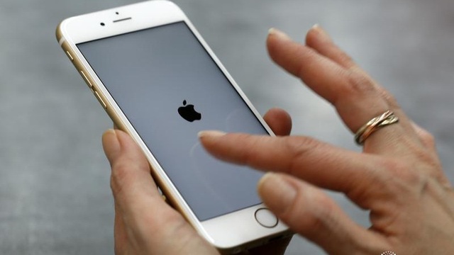 Bê bối làm chậm iPhone khiến Apple phải nộp phạt 25 triệu Euro - Ảnh 1.