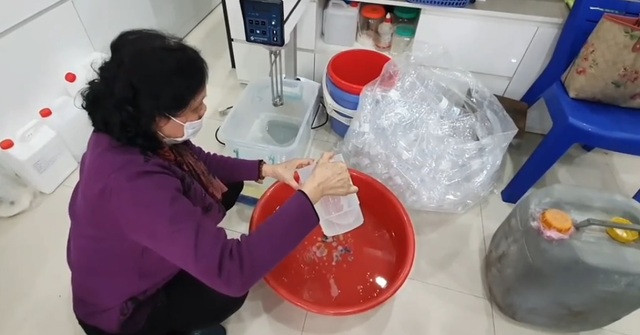 Hà Nội: Phát hiện cơ sở sản xuất nước rửa tay khô bằng “công nghệ xô chậu - Ảnh 1.