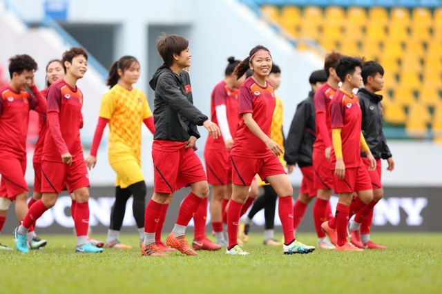 ẢNH: Đội tuyển nữ Việt Nam và Australia tập làm quen mặt SVĐ Cẩm Phả - Ảnh 3.