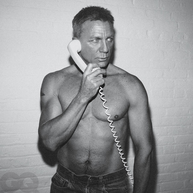 Từ chối mặc trang phục lịch lãm của 007, Daniel Craig cởi trần chụp ảnh và siêu đẹp - Ảnh 2.