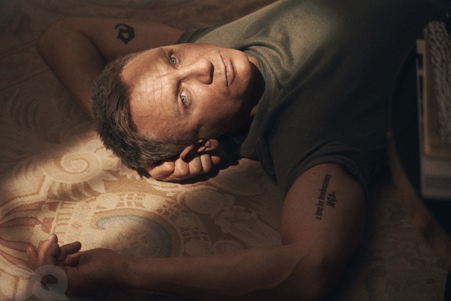 Từ chối mặc trang phục lịch lãm của 007, Daniel Craig cởi trần chụp ảnh và siêu đẹp - Ảnh 4.