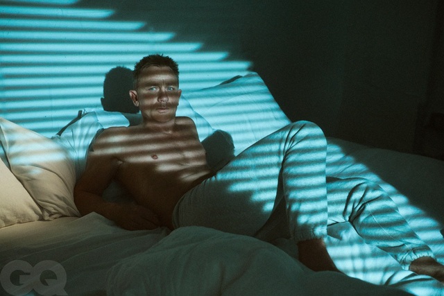 Từ chối mặc trang phục lịch lãm của 007, Daniel Craig cởi trần chụp ảnh và siêu đẹp - Ảnh 5.