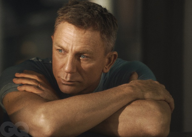 Từ chối mặc trang phục lịch lãm của 007, Daniel Craig cởi trần chụp ảnh và siêu đẹp - Ảnh 10.