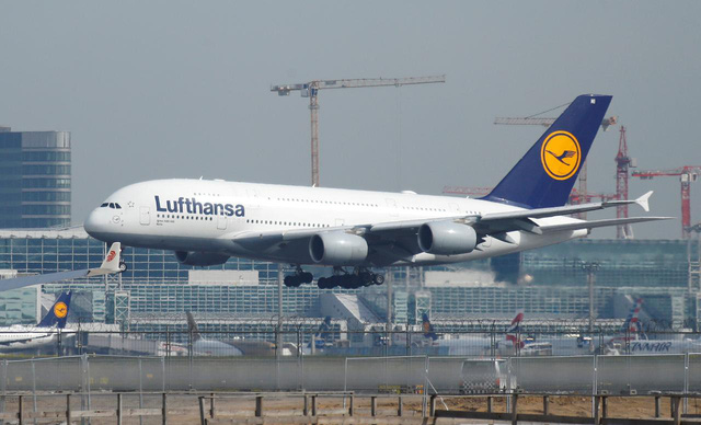 Hãng Lufthansa hủy hơn 20.000 chuyến bay vì dịch COVID-19 - Ảnh 1.