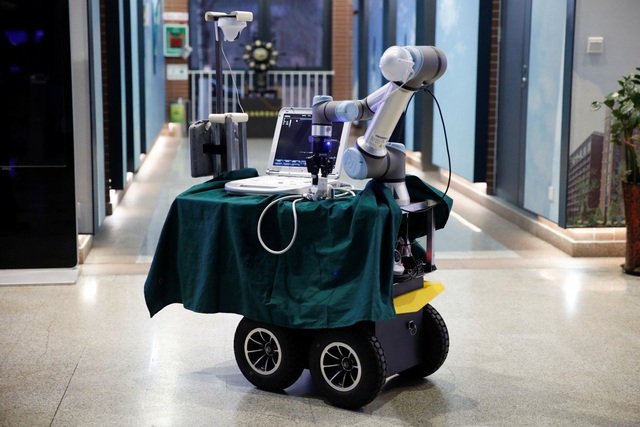 Robot thay thế bác sỹ khám bệnh ở Trung Quốc - Ảnh 1.
