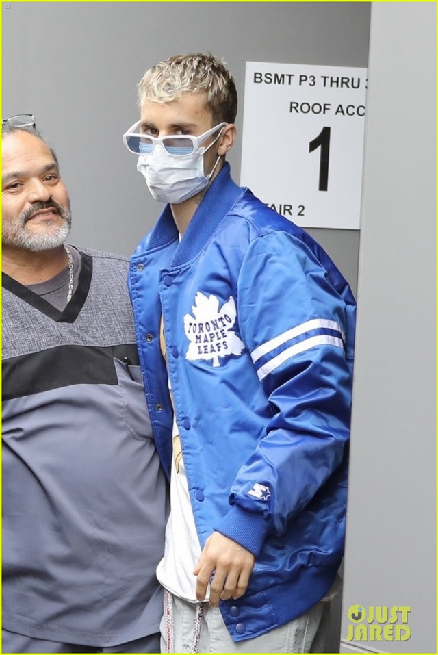 Justin Bieber đeo khẩu trang đến trung tâm y tế - Ảnh 1.