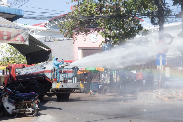 Bình Thuận: Phun xịt thuốc sát khuẩn diện rộng trên toàn thành phố Phan Thiết - Ảnh 4.