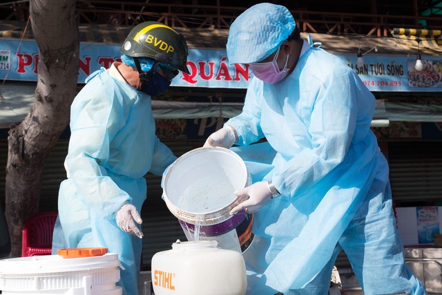 Bình Thuận: Phun xịt thuốc sát khuẩn diện rộng trên toàn thành phố Phan Thiết - Ảnh 1.
