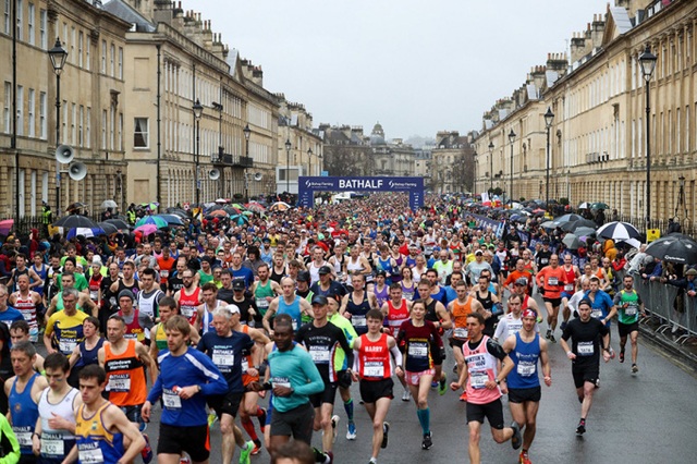 Giải bán marathon Bath vẫn diễn ra giữa mùa dịch Covid-19 - Ảnh 1.
