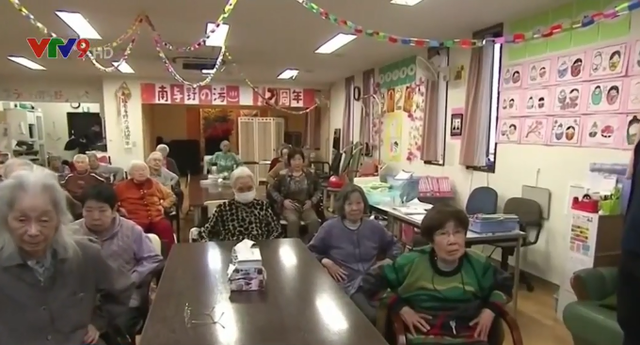 Người cao tuổi tại Nhật Bản tập thể dục qua YouTube phòng chống COVID-19 - Ảnh 1.