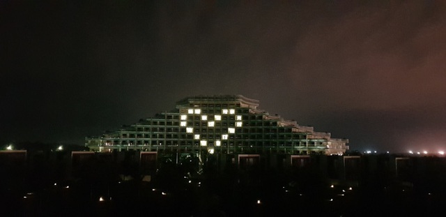 Thắp sáng biểu tượng trái tim trên các tòa nhà tri ân những người chống COVID-19 - Ảnh 1.