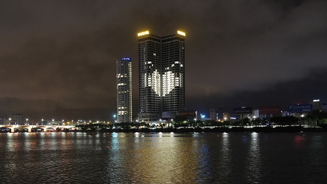 Thắp sáng biểu tượng trái tim trên các tòa nhà tri ân những người chống COVID-19 - Ảnh 2.
