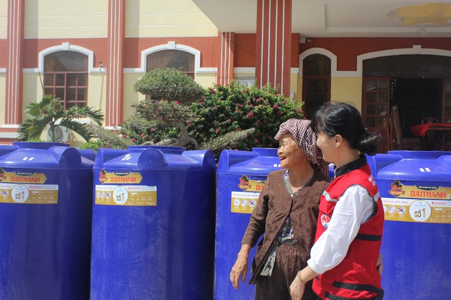 Tổng cục Phòng chống thiên tai trao tặng bồn chứa nước cho người dân ĐBSCL - Ảnh 1.