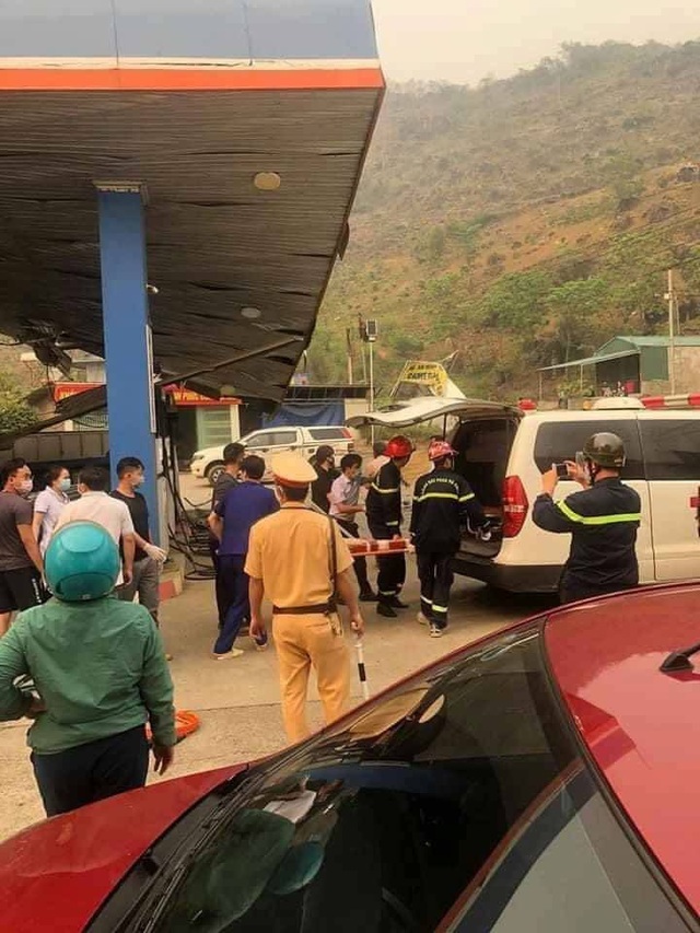 Lai Châu: Xe tải mất lái đâm sập cây xăng, 6 người thương vong - Ảnh 1.