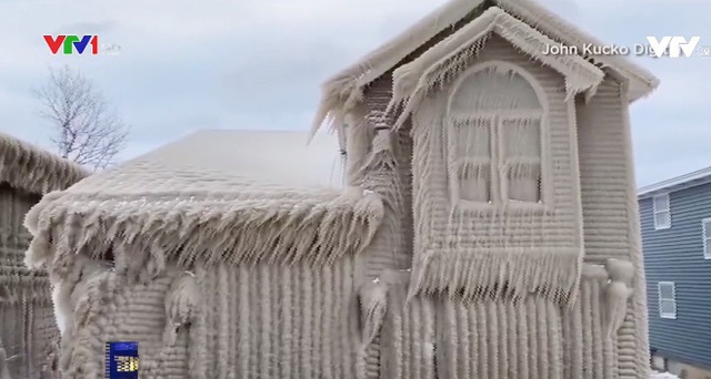 Mỹ: Nhà cửa bên hồ Erie bị đóng băng - Ảnh 1.