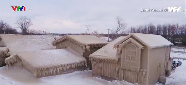 Mỹ: Nhà cửa bên hồ Erie bị đóng băng - Ảnh 2.