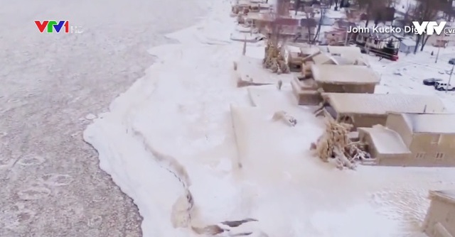 Mỹ: Nhà cửa bên hồ Erie bị đóng băng - Ảnh 3.