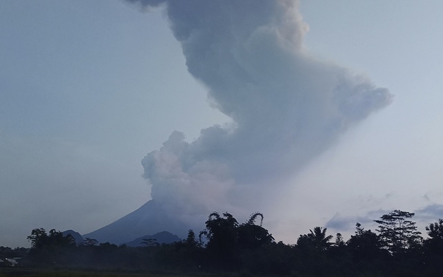 Núi lửa Merapi tại Indonesia phun tro bụi cao 6.000m - Ảnh 1.