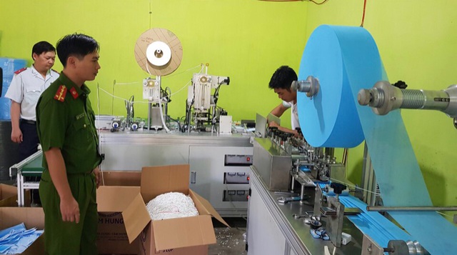 Phát hiện cơ sở sản xuất khẩu trang y tế chưa được cấp phép tại Phú Yên - Ảnh 1.