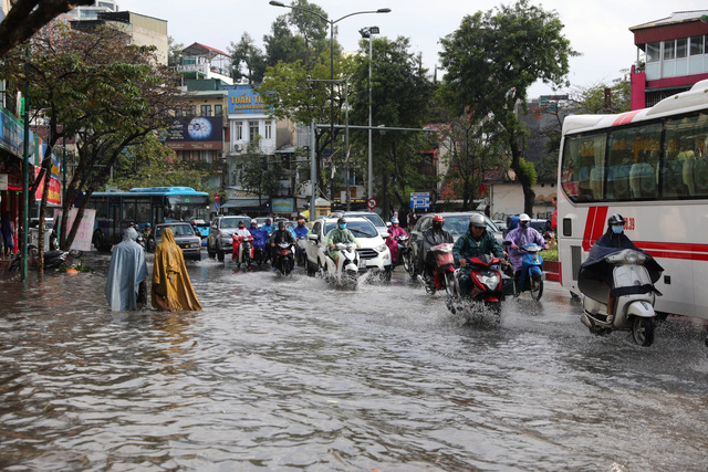 Hà Nội: Mưa lớn diện rộng, nhiều khu vực bị ngập, phương tiện đi lại khó khăn - Ảnh 3.