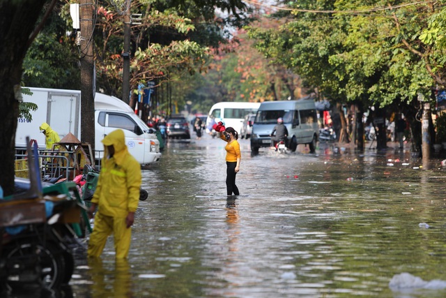 Hà Nội: Mưa lớn diện rộng, nhiều khu vực bị ngập, phương tiện đi lại khó khăn - Ảnh 1.