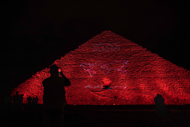 Ai Cập thắp sáng kim tự tháp Giza kêu gọi người dân ở nhà - Ảnh 2.