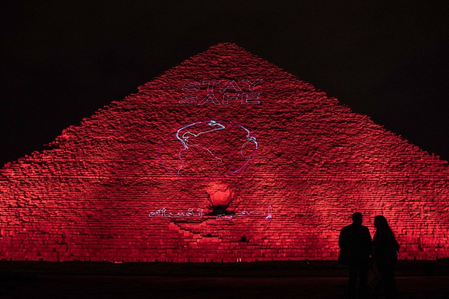 Ai Cập thắp sáng kim tự tháp Giza kêu gọi người dân ở nhà - Ảnh 1.