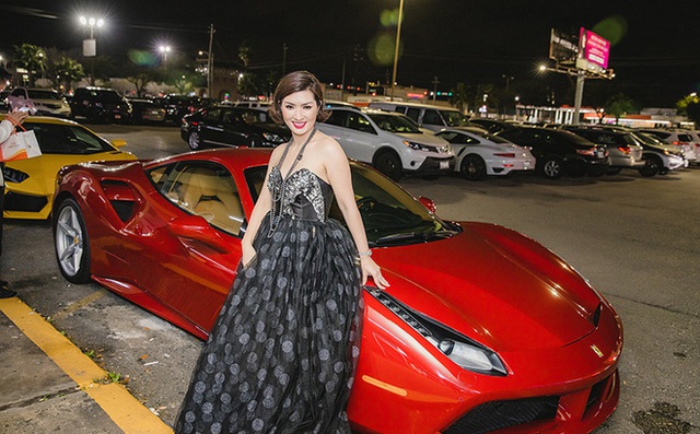 Ca sĩ Nguyễn Hồng Nhung đi sự kiện bằng siêu xe Ferrari 11 tỷ - Ảnh 2.