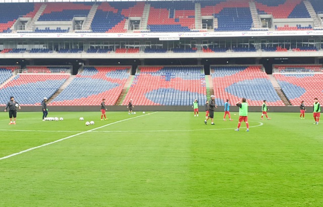 Đội tuyển nữ Việt Nam làm quen sân trước trận lượt đi gặp chủ nhà Australia - Ảnh 2.